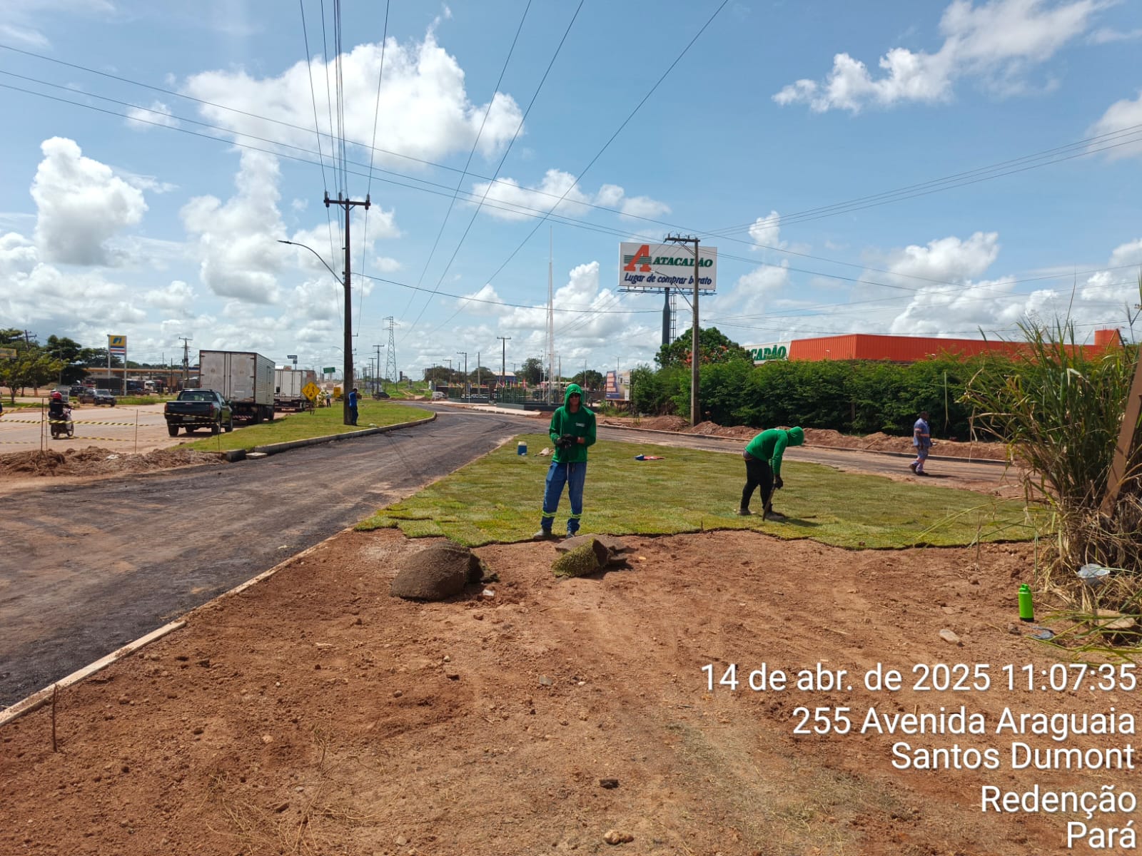 Paisagismo e avenida frontal